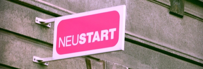 Foto eines Ladenschilds auf dem Neustart steht: (Bahoolala - CC-BY)