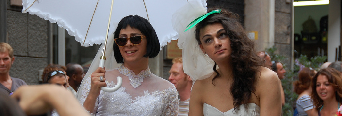 Foto von zwei Männern im Brautkleid (daameriva - CC-BY)