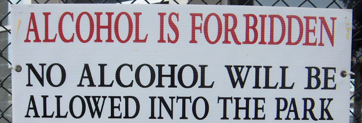 Schild: Alcohol is forbidden, no alcohol will be allowed in the park