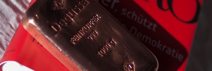 Foto eines Buchs mit Aufschrift Euro auf der ein Goldbarren liegt (Wolfgang Britzl - CC-BY-SA)