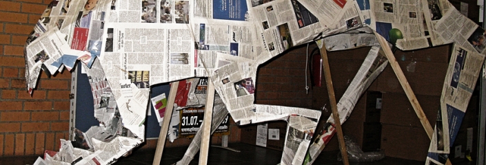 Dinosaurier, gebaut aus Zeitungspapier (Epsos.de - CC-BY)