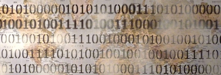 Foto einer Weltkarter, über die 1ser und 0er geschrieben sind. (judy_and_ed - CC-BY-NC)
