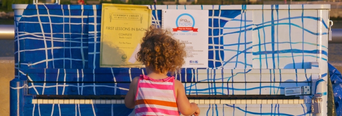 Foto eines Kindes an einem Play Me Piano (Ed Yourdon - CC-BY-NC-SA)