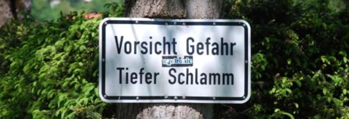 Foto: Schild auf dem Steht "Vorsicht GEfahr, Tiefer Schlamm" (Nicole Britz, CC-BY)